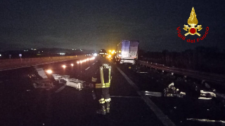 Potenza Picena - Autogru contro il cavalcavia dell’A14: tre mezzi coinvolti